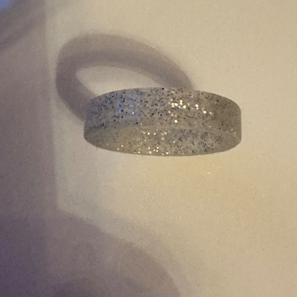 NEW! Women's QALO Silicone White/Clear Glitter Ring Band, Size 6 - Picture 2 of 4